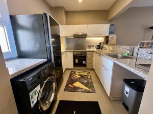 Stylish 2 Bdr Retreat: Your Ground-Floor Haven!