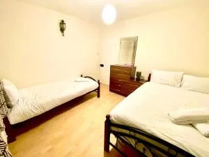 Lovely Ground Floor 2 Bedroom House Ealing London - 亨顿