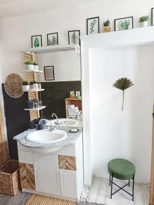 Sejours chez l'habitant ROOMS HOME CSM Suites privees 1 suite 2 chambres et 1 suite avec terrasse en coeur de ville entre Paris et Reims 40 mn Disneyland Paris : photos des chambres