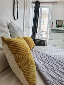Sejours chez l'habitant ROOMS HOME CSM Suites privees 1 suite 2 chambres et 1 suite avec terrasse en coeur de ville entre Paris et Reims 40 mn Disneyland Paris : photos des chambres