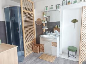 Sejours chez l'habitant ROOMS HOME CSM Suites privees 1 suite 2 chambres et 1 suite avec terrasse en coeur de ville entre Paris et Reims 40 mn Disneyland Paris : photos des chambres