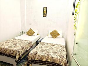 mahadev Hotel NOOR stay 1km away frm kashiwishnath