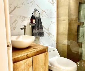 Habitación con baño privado a 5 minutos del centro y a 20 minutos de termales Santa Rosa Reservamos tu entrada a Termales !Welcome to Santa Rosa de Cabal!