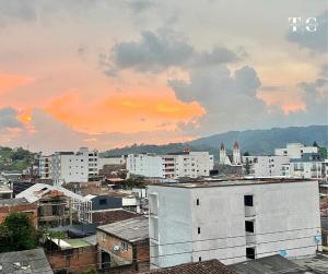 Habitación con baño privado a 5 minutos del centro y a 20 minutos de termales Santa Rosa Reservamos tu entrada a Termales !Welcome to Santa Rosa de Cabal!