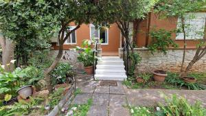 The Painters Garden, Walk to Sea, Onsite Parking