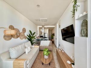 Lujoso apartamento con balcón y vista al mar