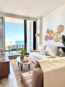 Lujoso apartamento con balcón y vista al mar