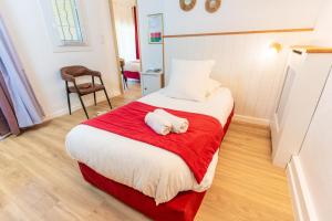 Hotels Au Bien Etre piscine chauffee : Chambre Triple avec Terrasse