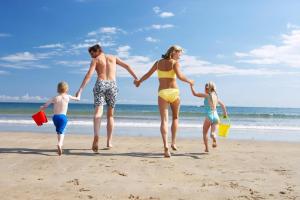 Dog Friendly Caravan For Hire At Seawick Holiday Park In Essex Ref 27032Sw