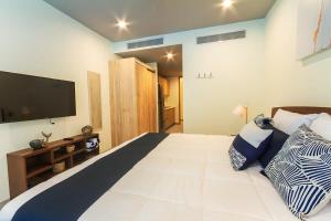 The Boat Relax & Fun Steps from the sea & 5th Ave