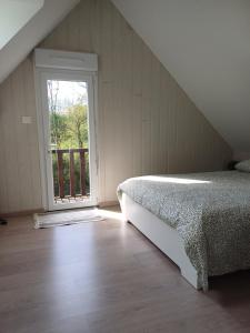 4 minutes from Sainte-Mère-Église - Independent apartment on first floor of big house with garden and heated pool opened if weather is ok