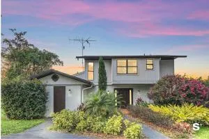 Stunning 5 BD Lakefront Retreat With Breathtaking Views - Saint Cloud