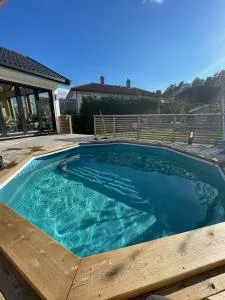 Flott stort hus i Stavern, sjøutsikt og basseng - 拉尔维克