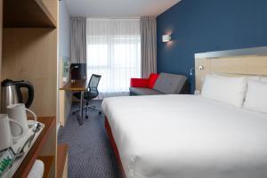 Standard King Room with Free Hot Breakfast room in Holiday Inn Express Swindon City Centre an IHG Hotel