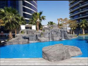 Moderne 1BR apartment overlooking city