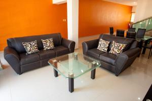 Twin villas for large groups, 1 block from beach