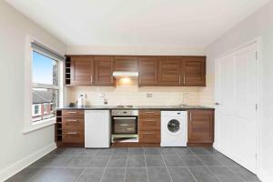 Davisville Road 2nd Floo Flat Sleeps 4