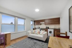 Davisville Road 2nd Floo Flat Sleeps 4