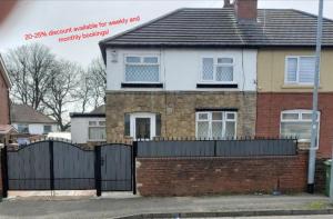 Modern 3 bedroom house, 3 Bathroom, secure parking, Wi-Fi & Garden - 4hvězdičkové hotely ve městě Leeds