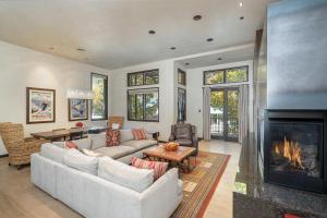 Bear Creek West by Exceptional Stays