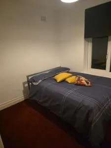 Square, easy access - 温伯恩大教堂