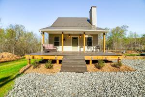 4 Mi to Lake Barkley Pet-Friendly Home with Hot Tub