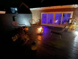 Spacious Apartment with Private Terrace close to Beaches and the New Forest - West Parley