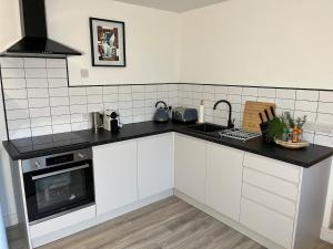 Spacious Apartment with Private Terrace close to Beaches and the New Forest