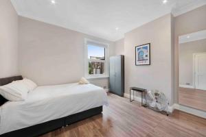 Eynham Road 3 Bed Flat 1st Floor Sleeps 6