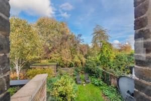 Eynham Road 3 Bed Flat 1st Floor Sleeps 6