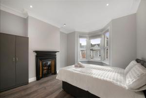 Newly Renovated 3BR Apartment near Notting Hill & Westfield W12 Sleeps 6