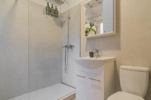 Top-Floor Romanian Athenae 2BR Apartment, Quiet City Views