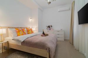 Top-Floor Romanian Athenae 2BR Apartment, Quiet City Views