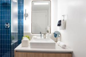 2012 New Apt with Pool and Gym in front of Kaseya Center