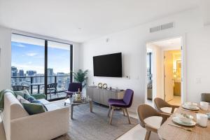 4305 High Floor Apt with City and Marina Views