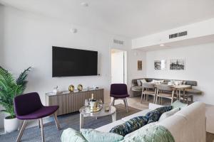 4305 High Floor Apt with City and Marina Views