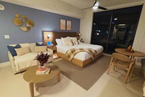 3610 Calm Blue Studio w Balcony View Pool and Gym