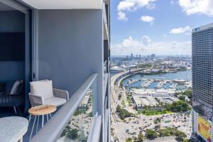 3610 Calm Blue Studio w Balcony View Pool and Gym