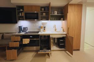 3610 Calm Blue Studio w Balcony View Pool and Gym