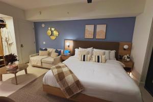 3610 Calm Blue Studio w Balcony View Pool and Gym