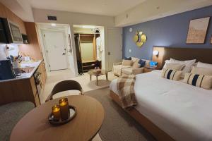 3610 Calm Blue Studio w Balcony View Pool and Gym