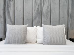 Luxury Downtown 3 Bed plus Maids with Full Burj View