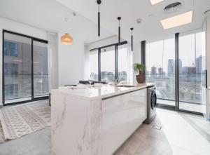 Stylish JVC 1 Bed with Wraparound Balcony
