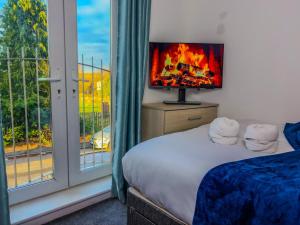 Modern 5 BR Home By AltoLuxoExperience Short Lets & Serviced Accommodation With Free Wifi & Parking