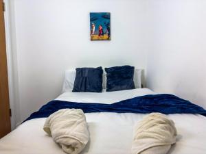 Modern 5 BR Home By AltoLuxoExperience Short Lets & Serviced Accommodation With Free Wifi & Parking
