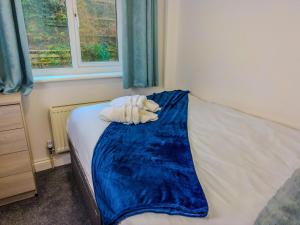 Modern 5 BR Home By AltoLuxoExperience Short Lets & Serviced Accommodation With Free Wifi & Parking