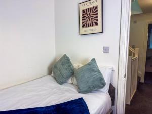 Modern 5 BR Home By AltoLuxoExperience Short Lets & Serviced Accommodation With Free Wifi & Parking