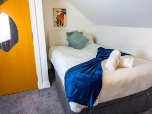 Modern 5 BR Home By AltoLuxoExperience Short Lets & Serviced Accommodation With Free Wifi & Parking