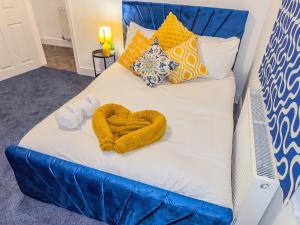 Central 4 BR Luxury Home By AltoLuxoExperience Short Lets & Serviced Accommodation With Free Wifi & Parking