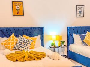 Central 4 BR Luxury Home By AltoLuxoExperience Short Lets & Serviced Accommodation With Free Wifi & Parking